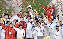 バルセロナを下して優勝し喜ぶインテルナシオナルの選手たち=17日、横浜・日産スタジアム〔共同〕