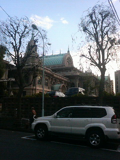 築地本願寺の脇に回り込む