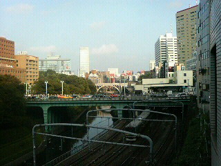 お茶の水橋の向こうに聖橋が見える?
