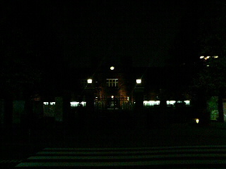 立教大学・正門の向こうにまた本館