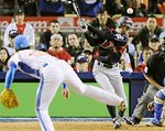 WBC2009 WBCで日本が2連覇。10回、中前に勝ち越しの2点打を放つイチロー=23日〔共同〕